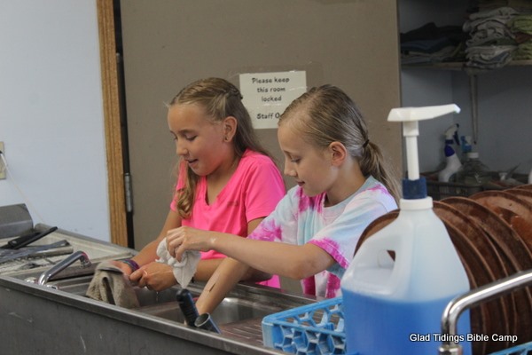 Campers washing dishes in the dish room